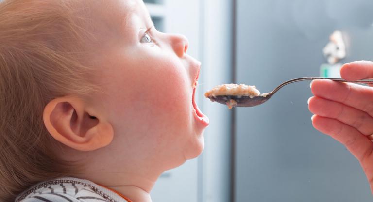 Bebé tomando una papilla de cereales