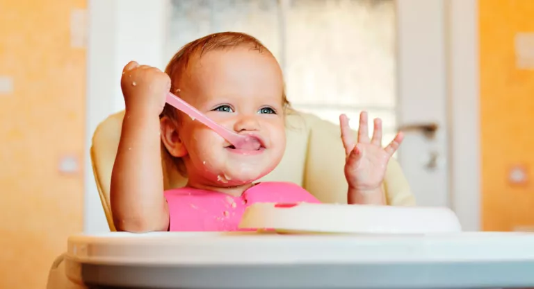 Bebé tomando cereales