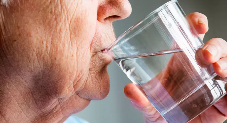 Adulto bebiendo agua