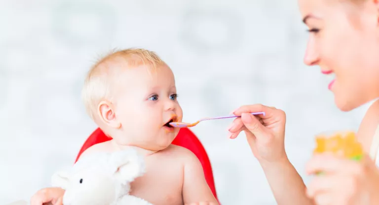 Mamá alimentando a su bebé