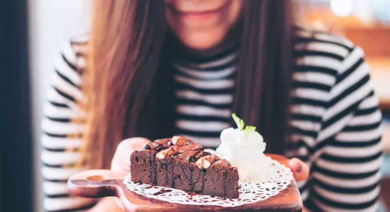 Mujer comiendo un dulce