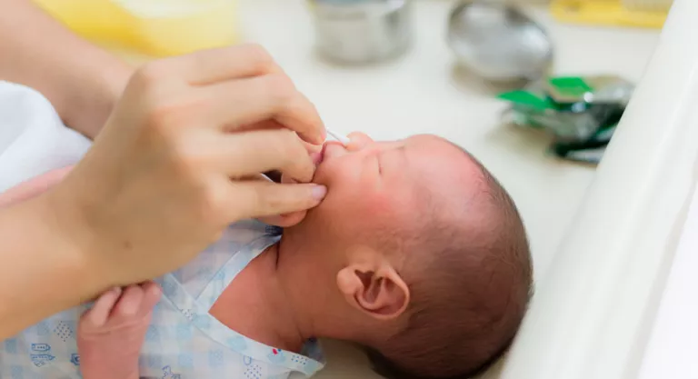 Cómo limpiar los mocos a un bebé 