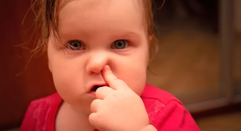 Niña con problemas de mucosidades