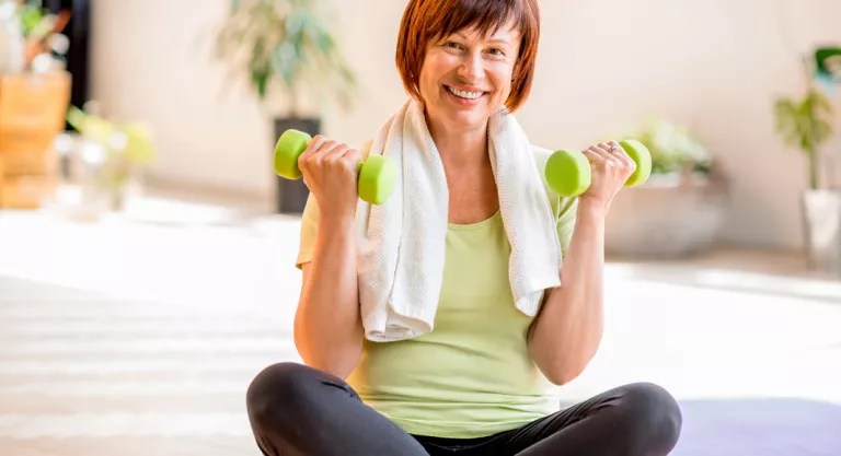 Mujer madura realizando ejercicio en casa