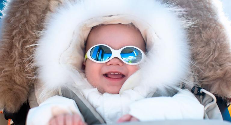 Bebé con unas gafas de la nieve para prevenir la fotoqueratitis