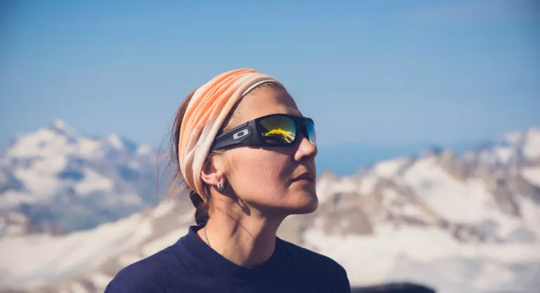 Mujer con gafas de sol para prevenir la fotoqueratitis