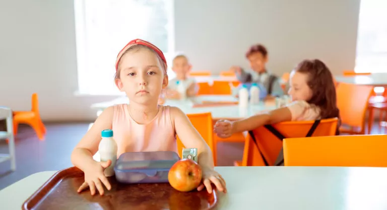 Niña con el síndrome del comedor selectivo