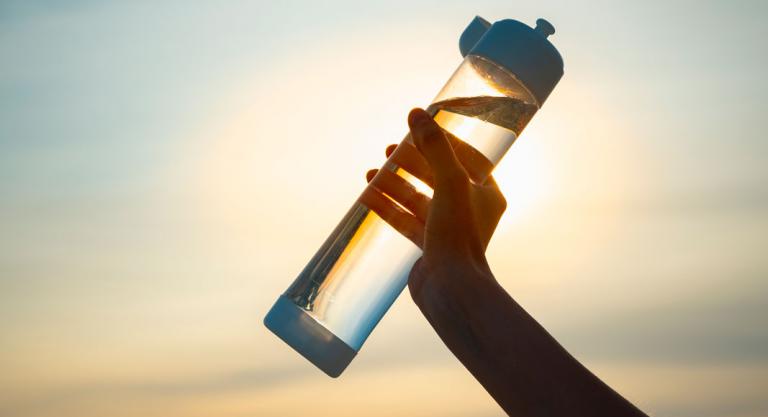 Botella de agua al trasluz del sol
