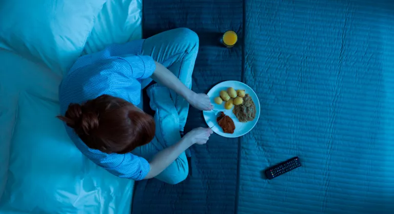 Mujer con el síndrome del comedor nocturno