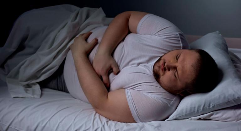 Hombre con problemas de obesidad y apnea del sueño