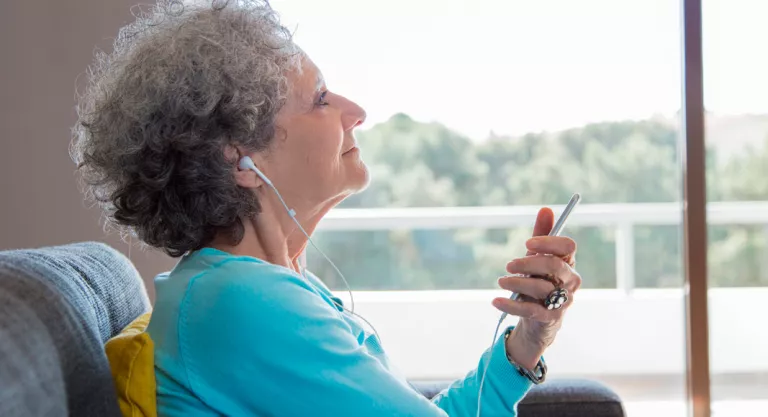 Mujer mayor escuchando música