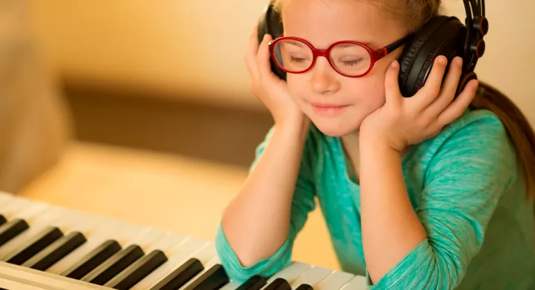 Niña en una terapia con música