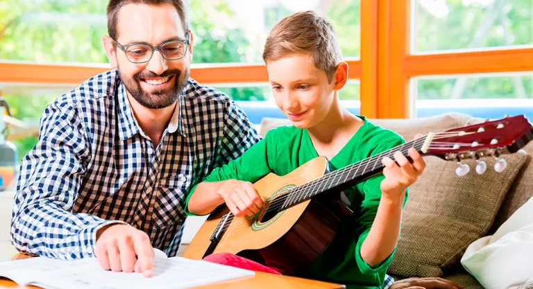 Niño en sus clases de música