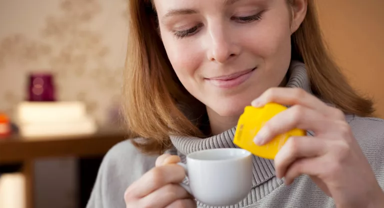 Mujer tomando edulcorantes