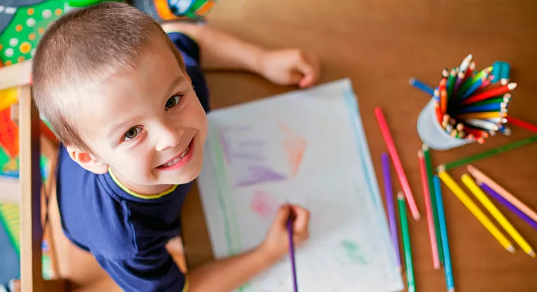 Niño pintando