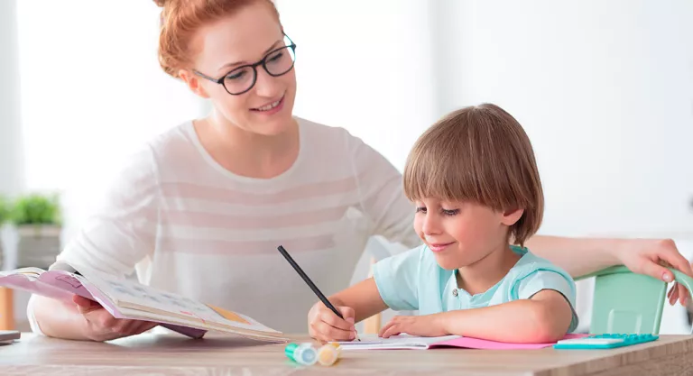 Niño con un tutor