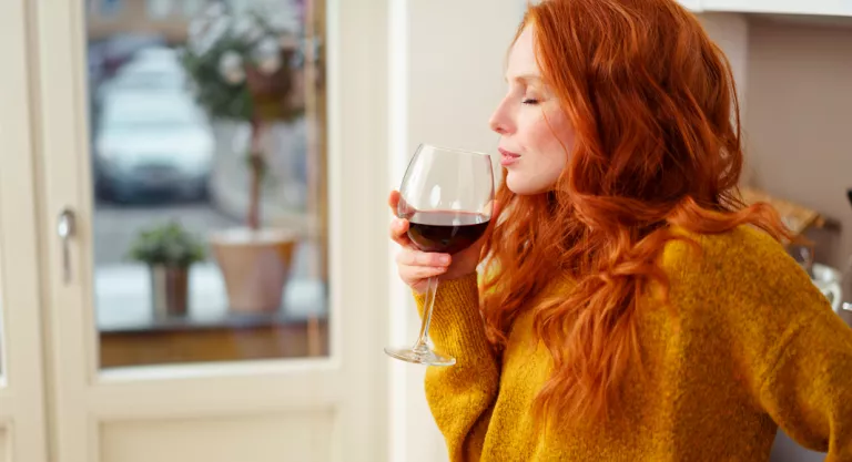 Mujer bebiendo vino