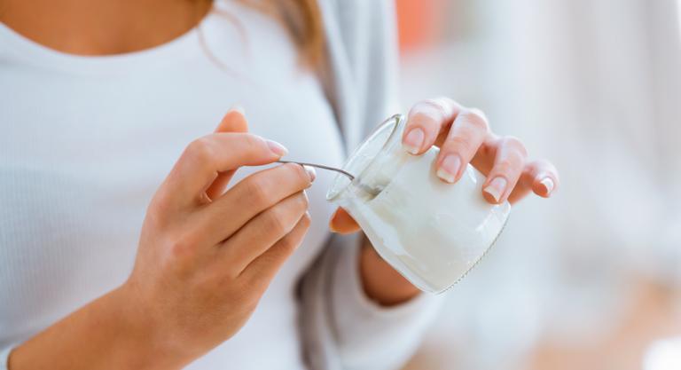 Mujer tomando un yogur