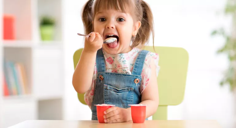 NIña tomando yogur