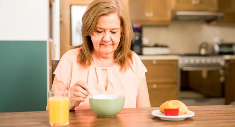 Mujer mayor con problemas de desnutrición