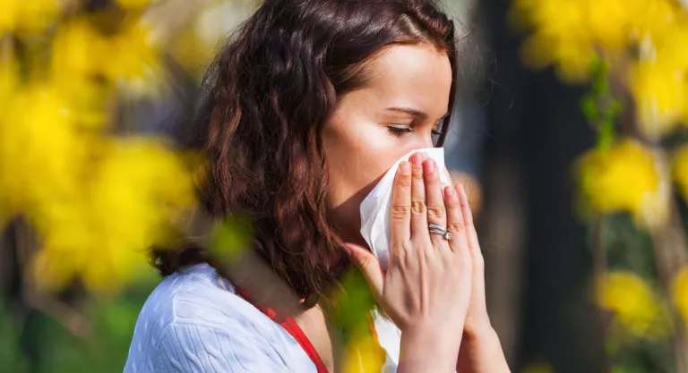 Mujer con alergia primaveral