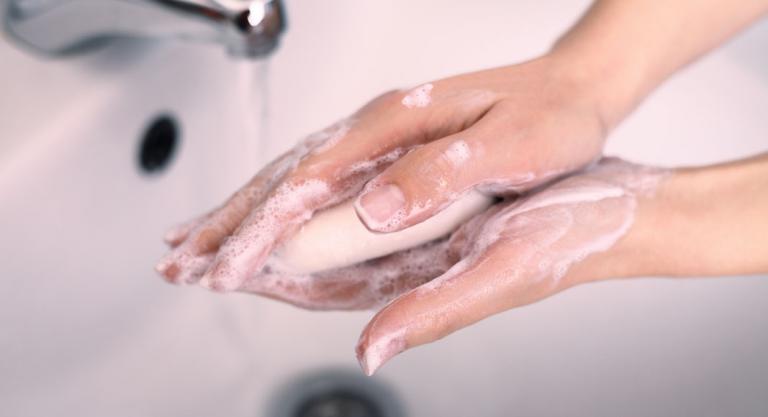 Lavar las manos antes de dar el pecho al bebé