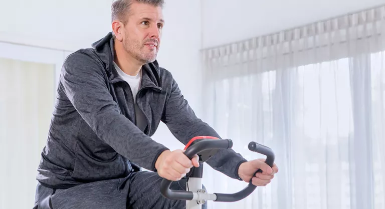 Material básico para montarte un gimnasio en casa: bicicleta estática