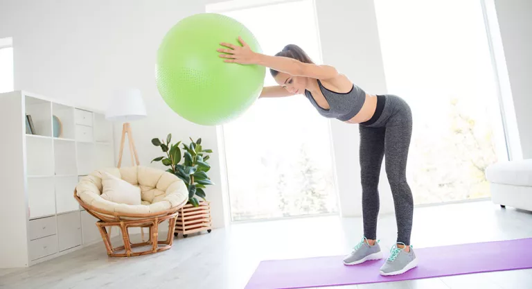 Material básico para montarte un gimnasio en casa: fitball