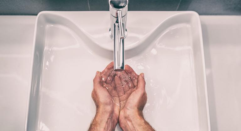 Lavar las manos para evitar el contagio por coronavirus