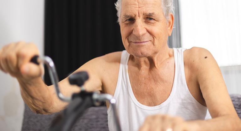 6 maneras de ayudar a los mayores durante el aislamiento: ejercicio
