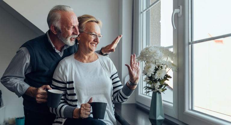6 maneras de ayudar a los mayores durante el aislamiento: comunicación desde la ventana