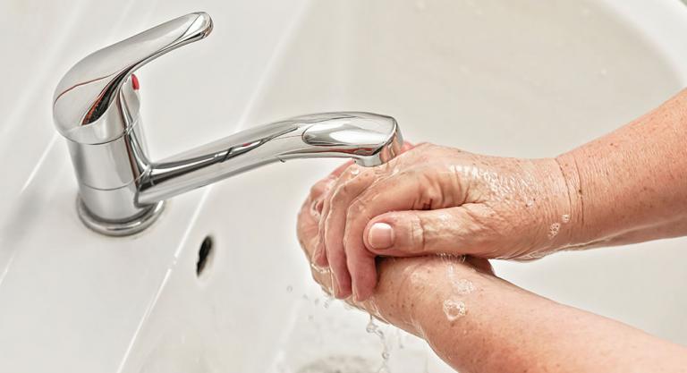 6 maneras de ayudar a los mayores durante el aislamiento: información clara, lavado de manos