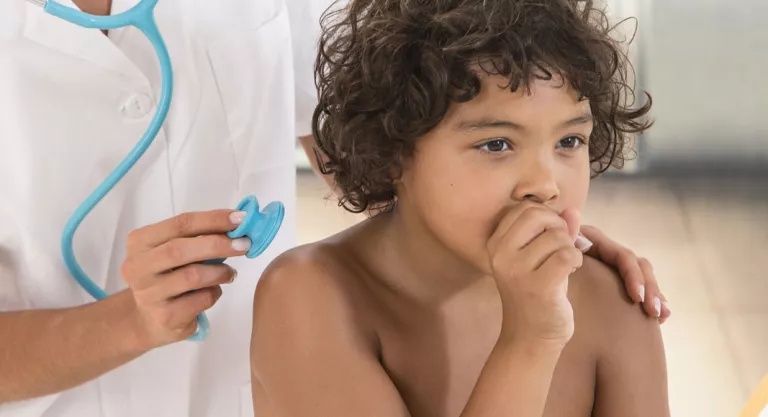 Niño en el médico por la tuberculosis