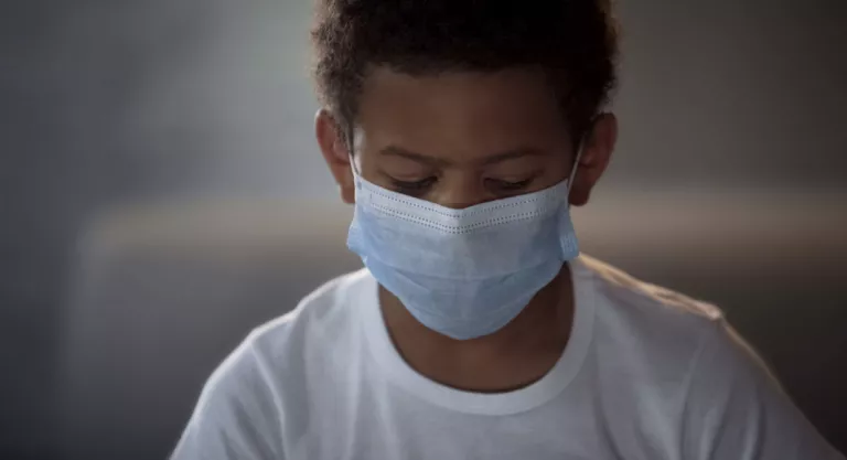 Niño con síntomas de tuberculosis