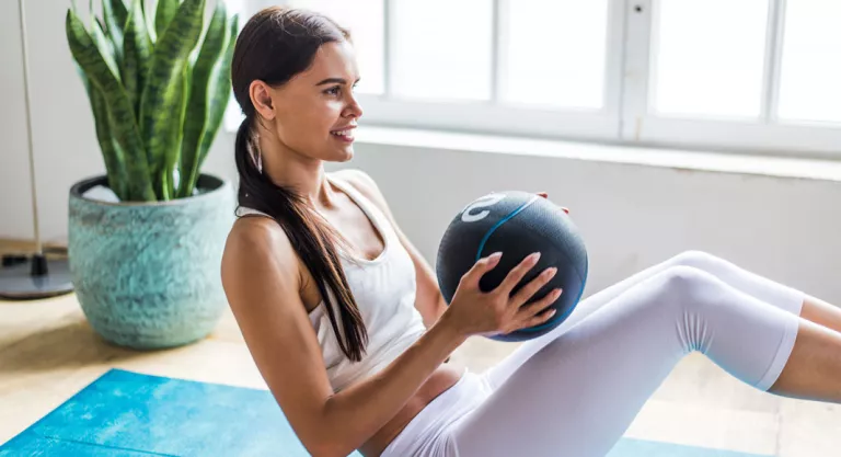 Mujer realizando un entrenamiento funcional