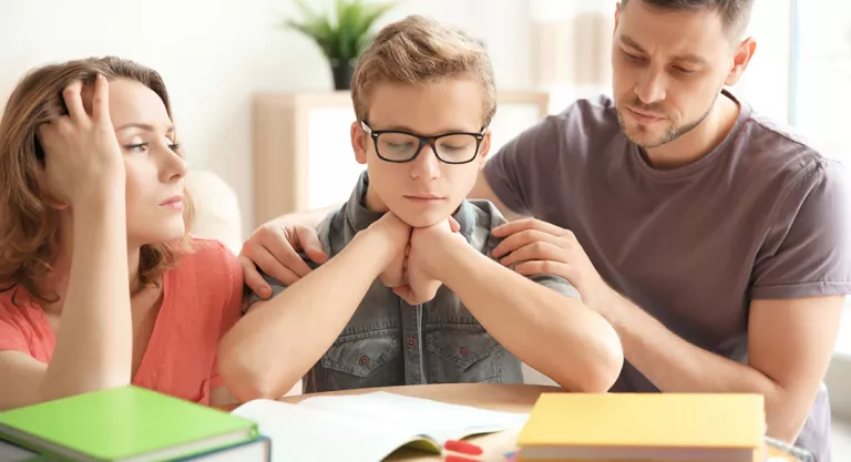 Actividades académicas de los niños: cuarentena en pareja