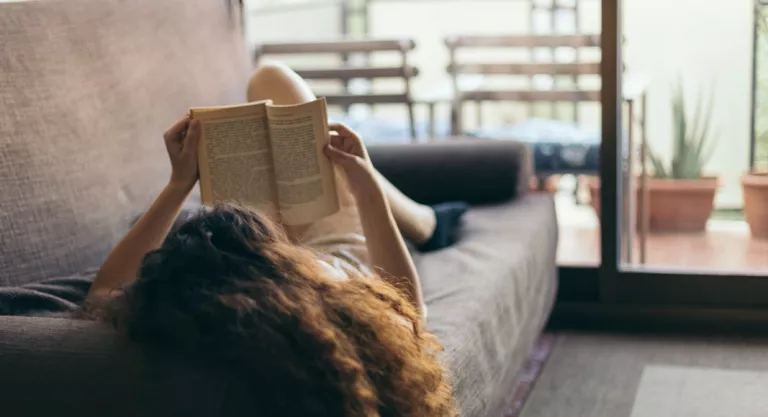 Mujer leyendo en casa