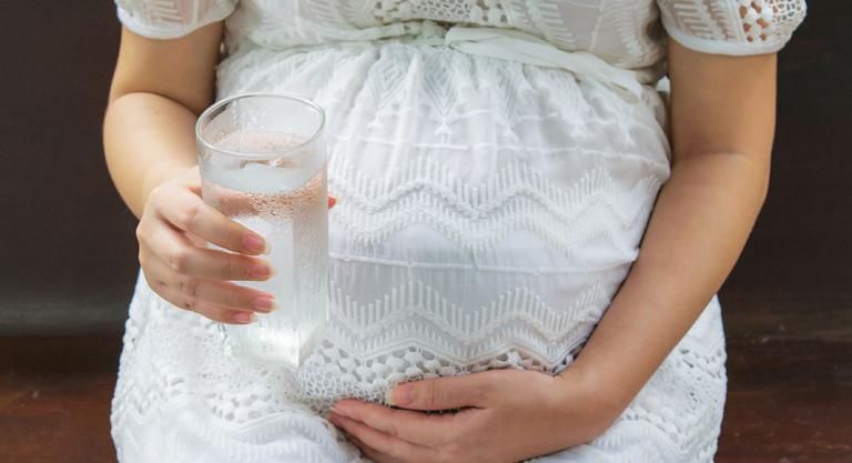 Tratamiento para detener las contracciones del útero irritable: hidratación