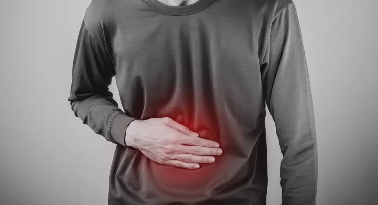 Hombre con dolor abdominal por la bacteria e-coli