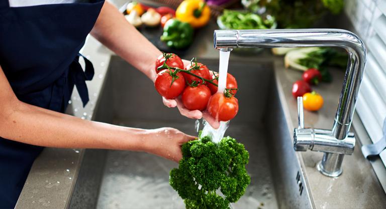 Evitar una intoxicación alimentaria: lavar fruta y verdura