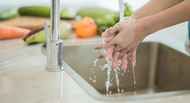 Evitar una intoxicación alimentaria: lavar las manos