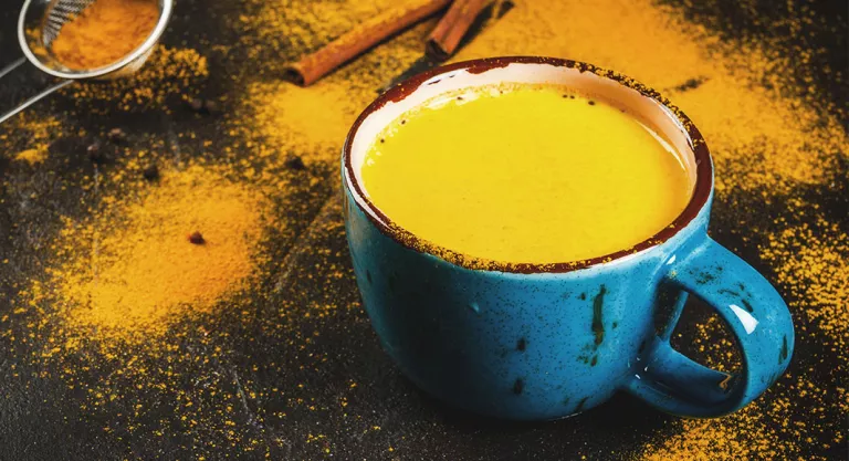 7 Bebidas e infusiones para descansar mejor: golden milk