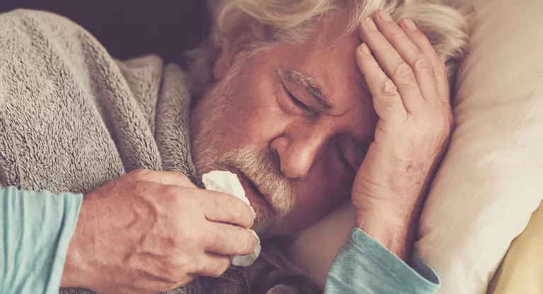 Hombre con síntomas de coronavirus