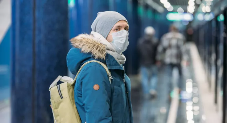 Hombre en la calle con mascarilla