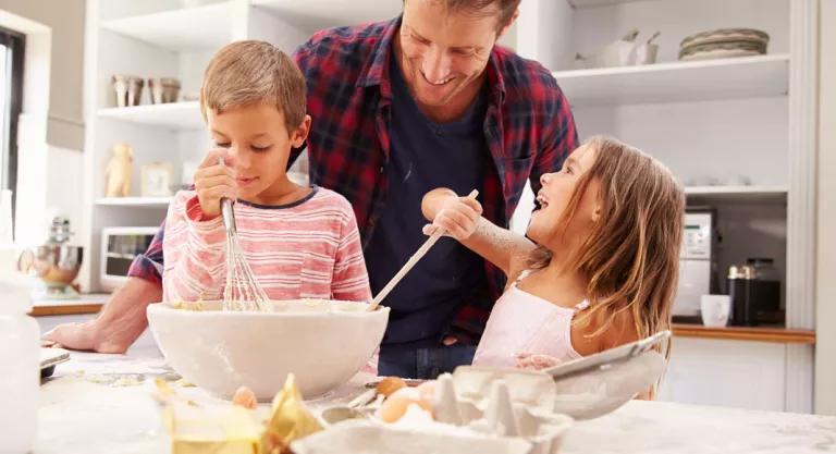 Padre cocinando con sus hijos