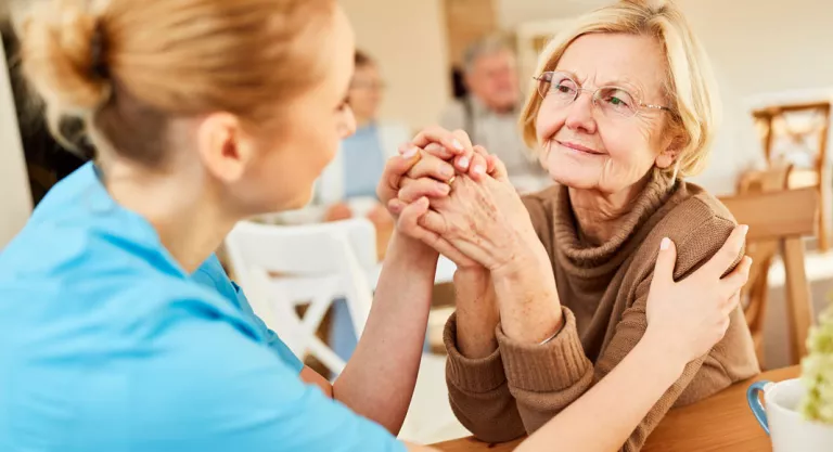 Centro de día con una persona con problemas de demencia o alzheimer