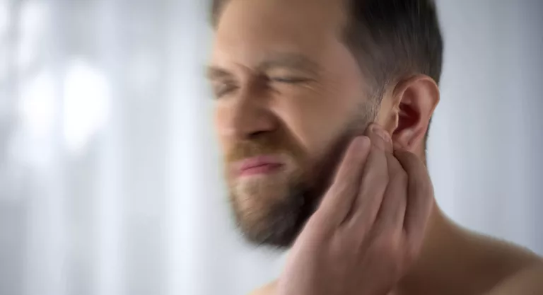 Hombre con tinnitus y vértigo