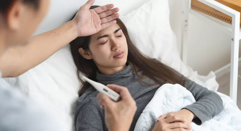 Mujer con fiebre por la malaria