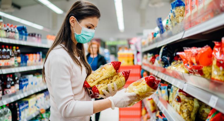 Mujer comprando en el supermercado durante la cuarentena