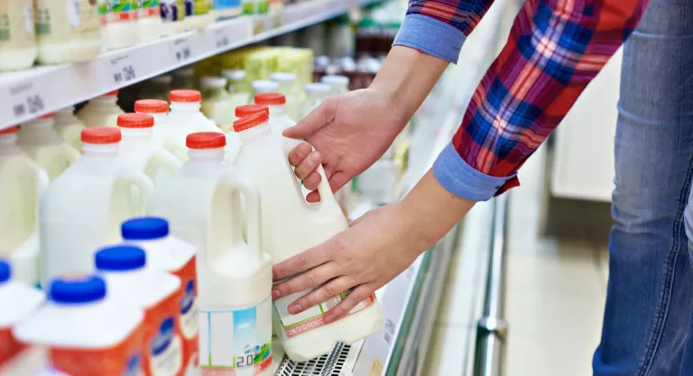 Hombre comprando leche